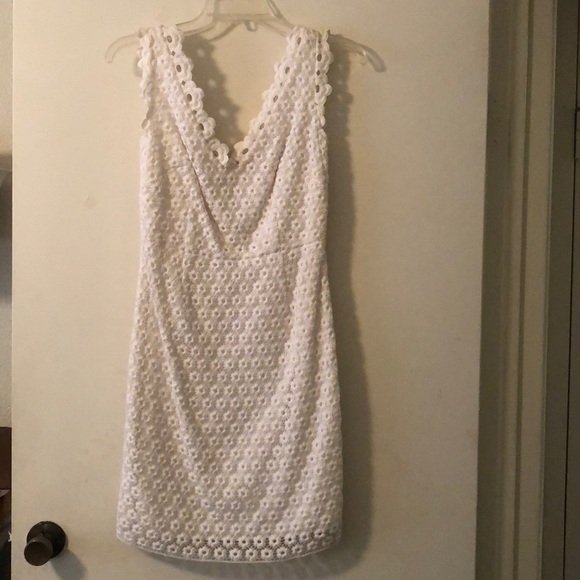 Lilly Pulitzer Dresses & Skirts - Lilly Pulitzer white sleeveless daisy v neck dress